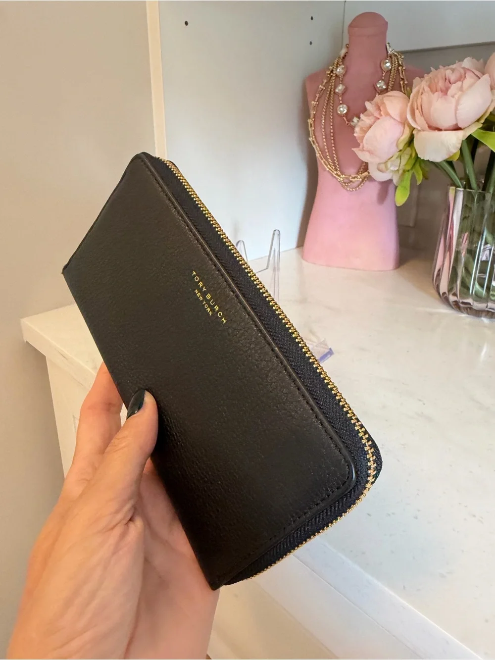 Tory Burch EUC Black Pebbled Leather Zip Wallet with Gold Hardware